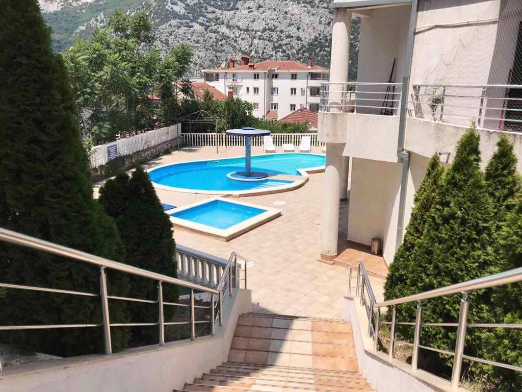 Roman Garden Apartment Risan Ngoại thất bức ảnh
