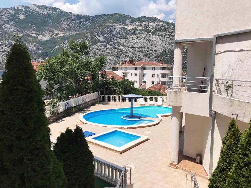 Roman Garden Apartment Risan Ngoại thất bức ảnh